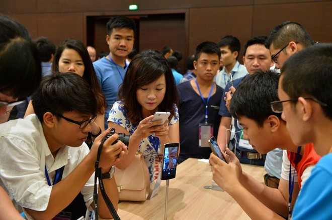Bphone đủ các phiên bản được bố trí trên các bàn trải nghiệm.