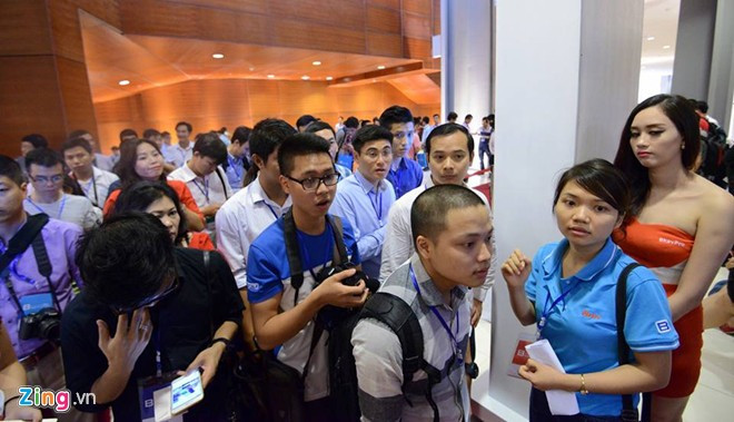 Sau sự kiện ra mắt Bphone, các khách mời đã ở lại, xếp hàng vào khu trải nghiệm sản phẩm.