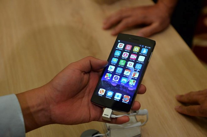 Khách mời là những người đầu tiên được cầm trên tay mẫu smartphone của Bkav. Đây là ảnh thật điện thoại Bphone, giống như bạn tận mắt nhìn thấy nó.