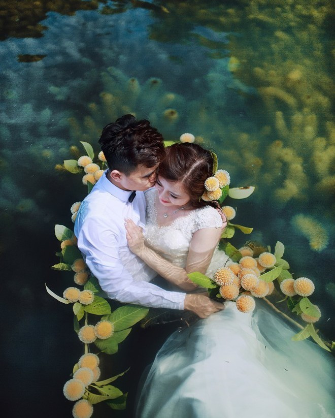 Dưới thời tiết nắng nóng 40 độ, cặp đôi Hà Thành cùng toàn bộ ê-kíp thực hiện phải ngâm mình dưới nước trong nhiều giờ đồng hồ để có được những bức hình ưng ý nhất.
