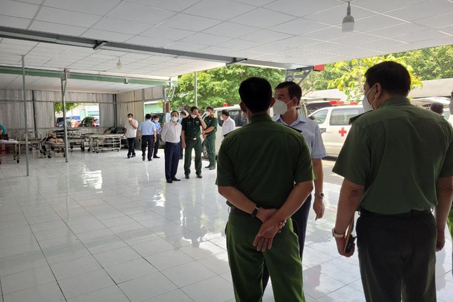 Trưa cùng ngày, Chủ tịch UBND TP HCM Phan Văn Mãi cùng đại diện các cơ quan chức năng 2 địa phương TP HCM và Long An đã có mặt làm các thủ tục và chuyển thi thể Phó Chủ tịch UBND TP HCM Lê Hòa Bình về nhà tang lễ Bộ Quốc phòng ở TPHCM. (Ảnh: Tiền Phong)