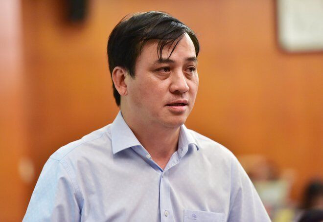 Ông Lê Hòa Bình, sinh năm 1970, quê quán tại tỉnh Quảng Ngãi, có trình độ Kỹ sư xây dựng, thạc sĩ kỹ thuật, cử nhân kinh tế, vao cấp lý luận chính trị. Tại kỳ họp thứ 23 ngày 8/3/2020 HĐND TP HCM khóa IX, ông Lê Hòa Bình được bầu giữ chức Phó Chủ tịch UBND TPHCM.