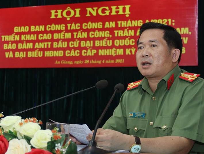 "Tôi luôn nhắc nhở, quán triệt kỹ lưỡng trong toàn lực lượng Công an tỉnh An Giang, phải xác định những mối quan hệ có ích cho ngành, cho Đảng, Nhà nước và nhân dân thì công an sẽ tiếp xúc. Còn đối với những người muốn lợi dụng mối quan hệ với công an để thực hiện hành vi phạm tội thì không được quan hệ, quen biết. Trong đó, bản thân tôi là giám đốc công an tỉnh phải là đầu tàu gương mẫu thực hiện quy định này, không 'bắt tay', không quan hệ, không quen biết với bất cứ trường hợp nào làm ảnh hưởng đến công tác đấu tranh phòng, chống tội phạm", ông Nơi nói.