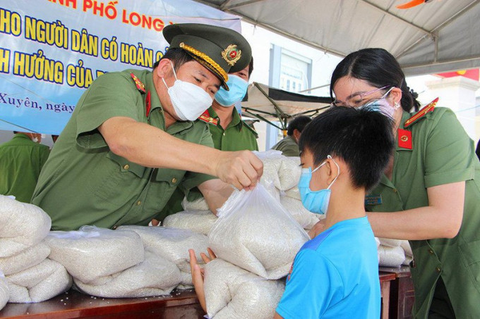 Đại tá Nơi được người dân An Giang quý trọng khi không chỉ mạnh mẽ đấu tranh với tội phạm mà con dốc lòng, dốc sức chăm lo cho đời sống người dân. Trong “cuộc chiến” với đại dịch COVID-19 vừa qua, người đứng đầu Công an tỉnh An Giang đã lãnh đạo lực lượng công an địa phương hoàn thành tốt nhiệm vụ tạo “lá chắn”, đảm bảo an toàn cho nhân dân và phối hợp với các đơn vị thực hiện công tác an sinh xã hội, chăm lo cho bà con từng miếng ăn, giấc ngủ, không để ai bị bỏ lại phía sau.