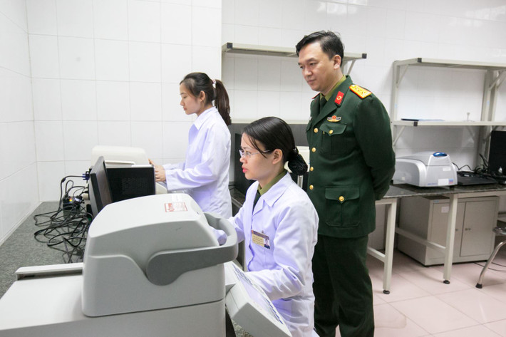 Thượng tá Hồ Anh Sơn cùng đại tá Nguyễn Văn Hiệu bị khởi tố để điều tra liên quan sai phạm trong việc nghiên cứu, bàn giao đề tài: Chế tạo bộ sinh phẩm RT-PCR và reala - Time RT-PCR phát hiện chủng virus Corona mới 2019 (2019-nCoV) và sai phạm trong việc mua một số sản phẩm vật tư y tế của Công ty Việt Á.