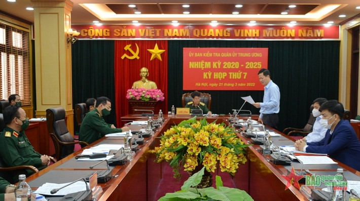 Cụ thể, Ban Thường vụ Đảng ủy Học viện quân y đã vi phạm nguyên tắc tập trung dân chủ và quy chế làm việc; thiếu trách nhiệm, buông lỏng lãnh đạo, chỉ đạo, thiếu kiểm tra, giám sát, để một số cán bộ, đảng viên, trong đó có cả cán bộ chủ chốt của Học viện vi phạm các quy định của Đảng, pháp luật của Nhà nước, quy định của Quân ủy Trung ương, Bộ Quốc phòng trong quá trình đề xuất, tổ chức thực hiện nhiệm vụ nghiên cứu chế tạo bộ sinh phẩm xét nghiệm COVID-19 và việc mua sắm vật tư, kít xét nghiệm từ Việt Á.