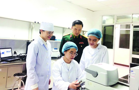 Đại tướng Lương Cường - Chủ nhiệm Ủy ban Kiểm tra Quân ủy Trung ương đánh giá Thường trực Ủy ban Kiểm tra Quân ủy Trung ương đề xuất các hình thức kỷ luật đối với tập thể và các cá nhân vi phạm thấu tình, đạt lý, đúng người, đúng lỗi vi phạm. Trong quá trình xem xét kỷ luật luôn chấp hành nghiêm chủ trương của Đảng, pháp luật Nhà nước, quy định của Quân ủy Trung ương, Bộ Quốc phòng, đặc biệt giữ nghiêm nguyên tắc, quy định. (Ảnh: Thượng tá Hồ Anh Sơn).