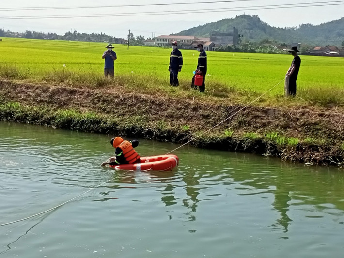 Tìm thấy thi thể nam sinh lớp 5 sau hai ngày chết đuối: Ngày 27/3, UBND xã Hòa Phong (huyện Tây Hòa, Phú Yên) cho biết, trưa cùng ngày, lực lượng chức năng đã tìm thấy thi thể em Phan Minh Tiên (SN 2011, học sinh lớp 5E Trường tiểu học Hòa Phong). Trước đó 2 ngày, em Tiên cùng bạn rủ nhau ra kênh chính Nam để tắm. Một lát sau hai người bạn về nhà còn Tiên tiếp tục tắm và bị nước cuốn, nhấn chìm mất tích. (Ảnh: CAND)