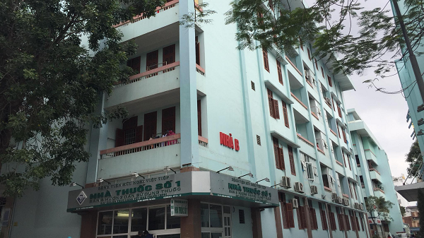 Nghi trộm đồ trong bệnh viện, rơi từ tầng 4 xuống đất tử vong: Ngày 27/3/2022, Công an quận Lê Chân (Hải Phòng) đang làm rõ vụ việc ông Đặng Thanh H. (SN 1975,quận Lê Chân, TP Hải Phòng) rơi từ tầng 4 BV Việt Tiệp tử vong. Khoảng 5h sang 25/3, ông H đi thăm người nhà, đã lẻn vào phòng 404 lấy điện thoại của một bệnh nhân, sau đó, leo sang 1 phòng khác của tòa nhà để bỏ chạy và trượt chân rơi từ tầng 4 xuống đất tử vong. (Ảnh: Báo BVPL)