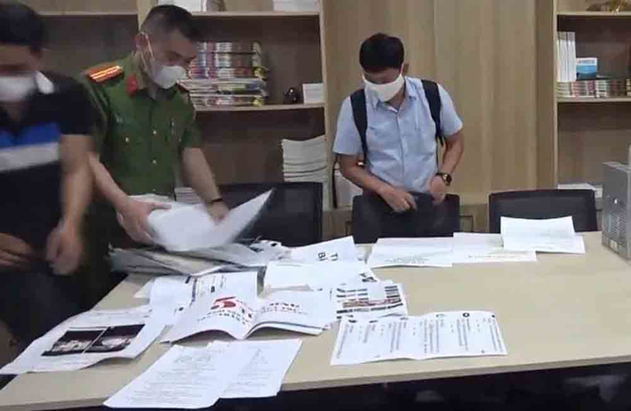 Mời làm việc ekip “giúp sức” bà Nguyễn Phương Hằng: Ngày 27/3, báo chí dẫn nguồn tin cho biết, Công an TP HCM đang tiến hành mời làm việc đối với nhiều người nhằm mở rộng điều tra vụ việc bà Nguyễn Phương Hằng gồm trợ lý, nhân viên quản lý 12 kênh, trang mạng xã hội như: Youtube, Facebook, Fanpage, Tiktok… để đăng tải thông tin, thực hiện livestream theo yêu cầu của bà Hằng; đội ngũ kỹ thuật tham gia tổ chức các buổi livestream; những người bàn bạc kịch bản, chuẩn bị nội dung cho bà Hằng và cả những người tư vấn, khách mời… để xử lý theo quy định. (Ảnh: Vietnamnet).