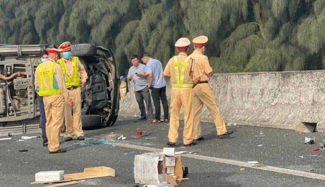 Vụ tai nạn khiến ông Lê Hòa Bình, tài xế Nguyễn Quang Vinh và ông Dương Tấn Trước ngồi trên xe bị thương nặng. Ông Bình sau đó được đưa đi cấp cứu tại Bệnh viện đa khoa tỉnh Long An.