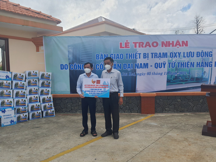 Cùng với đó, vợ chồng bà Nguyễn Phương Hằng còn đóng góp cho nhiều hoạt động xã hội, ủng hộ cho không ít chương trình xã hội như việc mua hàng chục nghìn bình oxy, hàng chục máy tạo oxy mini để ỗ trợ cho các bệnh nhân mắc COVID-19 ở thời điểm dịch bệnh phức tạp nhất hay như nhiều chiến dịch làm đường cho người dân vùng sâu, vùng xa, đưa nước ngọt về miền Tây, ủng hộ người có hoàn cảnh khó khăn…