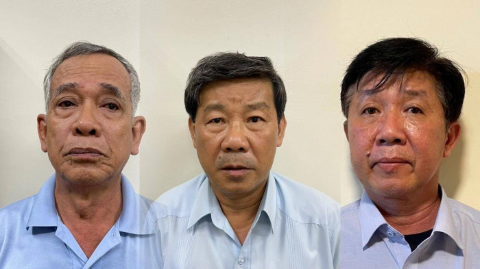 Những cơ hội làm giàu về kinh tế trong môi trường đó đã tạo ra những lợi ích cục bộ, lợi ích nhóm khiến kỷ cương, kỷ luật của của Đảng, pháp luật của nhà nước bị buông lỏng, được thay thế bởi những luật lệ bất thành văn nhằm phục vụ cho lợi ích nhóm do một số cán bộ lãnh đạo chi phối.