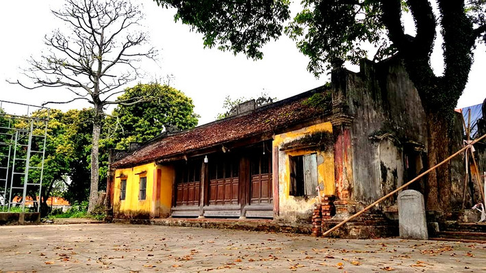 Chùa Cảnh Linh được xây dựng xây dựng vào năm 1690 thờ Phật thiền phái Trúc Lâm. Đây là ngôi chùa đẹp, hạng mục như tam quan, tiền đường, thượng điện đều là công trình nghệ thuật đặc sắc, cổ kính, được kiến tạo theo kiểu chồng rường đấu sen, hiện tại chùa có 6 gian tiền đường và 3 gian thượng điện.