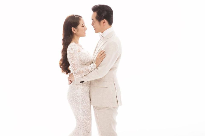 Nữ ca sĩ 9X còn khoe được thân hình gợi cảm trong váy cưới ren, với phần cổ xẻ sâu.