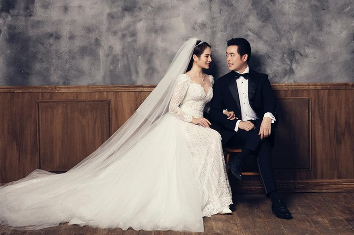 Đây cũng là bộ váy cưới lộng lẫy duy nhất Sara Lưu mặc để đón khách cũng như đi chào đón khách tại bàn tiệc trong hôn lễ của mình. Ảnh: FBNV.