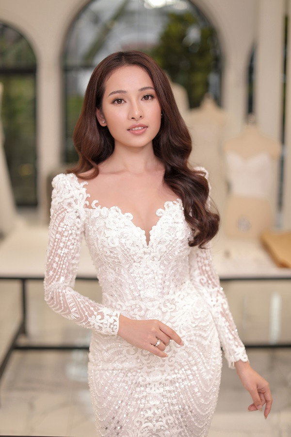 Chiếc váy chất liệu ren, dáng đuôi cá, ôm sát, giúp chủ nhân khoe thân hình gợi cảm. Phần thân váy được đính kết cầu kỳ.