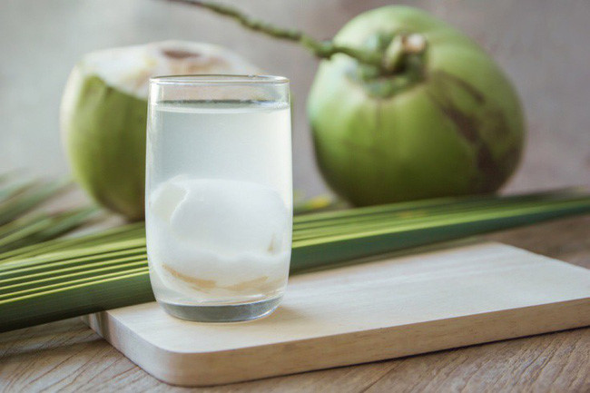 Cách chữa say nắng với nước dừa: Dừa nước 1 trái lấy cả nước và cùi non, cho uống liền hoặc để lạnh, ngày 3 lần. Dùng cho các trường hợp sốt nóng, say nắng, khát nước, phù nề, đi tiểu ít, mụn nhọt lở ngứa, viêm da, chàm chốc.