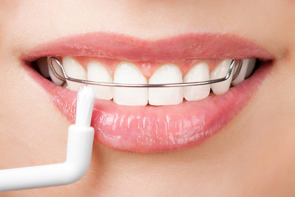 Tẩy da chết môi ít nhất 1 tuần/lần: Các tế bào môi cũng sẽ trải qua quá trình liên tục thay thế lớp tế bào chết bên ngoài bằng các lớp tế bào mới bên trong. Việc loại bỏ các tế bào chết 1 tuần/lần sẽ giúp môi mềm, mịn hơn. Bạn có thể trộn dầu ôliu với đường để tẩy da chết cho môi, sau đó thoa nhẹ một lớp son dưỡng mà bạn thích để giữ ẩm.