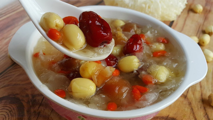 Các phi tần mỹ nữ Trung Hoa thường dùng nhựa đào để bồi bổ và làm đẹp bởi nó có chứa nhiều dưỡng chất. Các amino axit, galactose,… và đặc biệt là collagen có trong nhựa đào không chỉ giúp kiểm soát cân nặng, giảm mỡ máu, giảm căng thẳng mệt mỏi mà còn có tác dụng ngăn ngừa nếp nhăn, làm cho da sáng và mịn hơn.