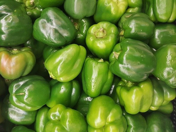 Tốt cho tim: Ớt đỏ tốt cho tim, nhờ hàm lượng lycopene phong phú, trong khi ớt chuông xanh lá cây có chất xơ làm giảm cholesterol. Vitamin B6 và folate có trong ớt chuông giúp giảm mức độ homocysteine vốn có hại cho tim. Kali trong ớt cũng giúp điều hòa huyết áp.