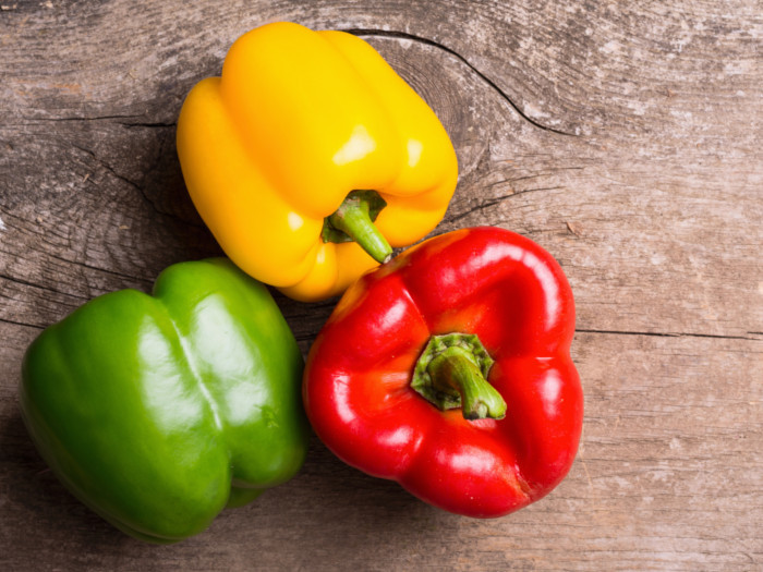 Tốt cho mắt: Ớt chuông có hàm lượng cao vitamin A, rất tốt cho mắt, đặc biệt là cho thị lực ban đêm. Mất thị lực hoặc thoái hóa điểm vàng do tuổi tác cũng có thể giảm nếu ăn ớt chuông thường xuyên nhờ hàm lượng carotenoid trong ớt. Các vitamin C và carotene trong ớt chuông cũng tốt đối với việc ngăn ngừa đục thủy tinh thể mắt.