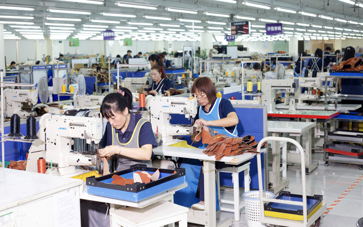 6. Công nhân làm việc tại các nhà máy có nguy cơ mắc bệnh hen suyễn hoặc làm xấu đi tình trạng hiện tại của họ. Tiếp xúc với kim loại hít vào các xưởng đúc, silica hoặc cát mịn, những người này có nguy cơ mắc bệnh bụi phổi silic (một bệnh làm sẹo phổi). Công nhân sản xuất có nguy cơ mắc ung thư phổi cao.