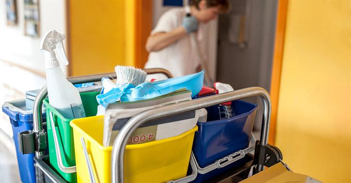 2. Người làm vệ sinh và dọn dẹp: Các vật dụng làm sạch được sử dụng chứa rất nhiều hóa chất độc hại có thể gây có nguy cơ gây ra bệnh hen suyễn. Hóa chất trong các chất tẩy rửa này có thể tạo ra phản ứng bất lợi với các mô phổi. Điều này làm tăng nguy cơ mắc ung thư phổi.