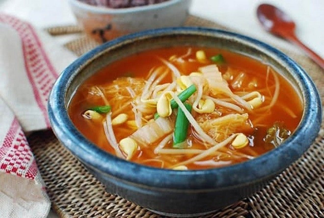 1. Món canh giá đỗ và đậu phụ giúp chữa yếu sinh lý nam giới. Nguyên liệu làm món này gồm: 250g giá đậu xanh, 2 miếng đậu phụ, 100g cải thìa, 100g dầu đậu nành, 10g hành hoa cùng với ít gia vị như muối, bột ngọt, hạt nêm mỗi thứ 2g.