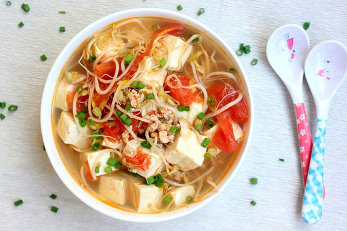 Cách chế biến: Đem rửa sạch giá đỗ, cải thìa, hành hoa. Sau đó đem các nguyên liệu này nấu với nhau với một lượng nước vừa đủ. Tiếp theo nêm nếm gia vị cho vừa ăn là bạn đã có món canh giúp bồi bồi bổ sinh lực hiệu quả.