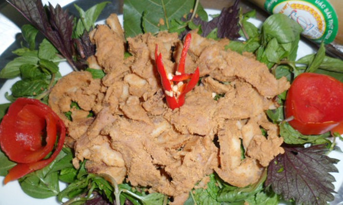 Thịt lợn muối chua: Đặc sản thịt lợn muối chua có ở rất nhiều vùng Tây Bắc. Ở Hòa Bình cũng có cách chế biến độc đáo, nên khi ăn sẽ cảm thấy vị chua nhẹ nơi đầu lưỡi, phần thịt muối đậm đà, dai dai, mằn mặn thơm mùi gạo. Ảnh: Dacsanthonque.