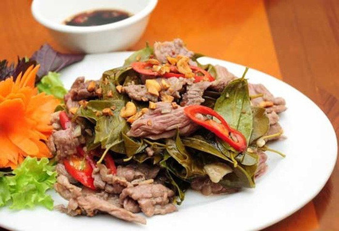 Thịt trâu nấu lá lồm: Thịt trâu thái miếng nhỏ cho vào nồi đất hầm kỹ cùng với lá lồm giã nhỏ (lá có vị chua), gạo tấm cho đến khi gạo nở bung, sánh đặc lại. Khi chín, thịt trâu dai, thấm đượm vị chua của lá đồm, cùng với mùi thơm dễ chịu của gạo. Đây là món đặc sản Hòa Bình bạn nhất định phải thử khi tới mảnh đất này. Ảnh: Danviet.