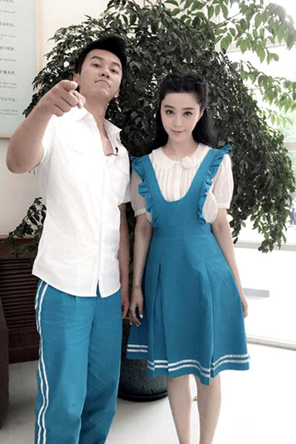 Cặp đôi trẻ hoá với set đồ lấy cảm hứng từ nữ sinh, Phạm Băng Băng chọn kiểu tóc búi nửa đầu ngọt ngào và đầy trẻ trung.