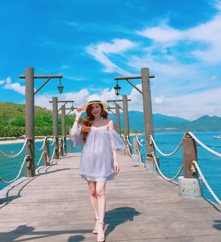 Những kiểu đầm trễ vai cũng được Trần Hương ưa chuộng.