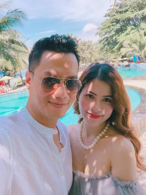 Trần Hương, sinh năm 1989, hiện đang kinh doanh mỹ phẩm ở Hà Nội. Tuy không tham gia vào nghệ thuật thế nhưng cô nàng sở hữu khuôn mặt xinh đẹp, vóc dáng nuột nà và gu thời trang gợi cảm.