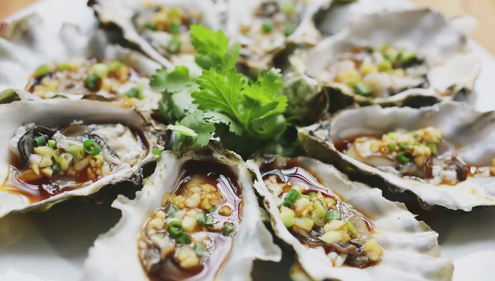 Hàu sốt hành: 10 con hàu, nước dùng, hành lá xắt nhuyễn, nước tương, đường, dầu ăn đủ dùng. Hàu tách lấy thịt, rửa sạch bùn đất. Hành phi thơm. Hàu sắp lại vào vỏ, rắc hành lá lên mặt, cho vào nồi hấp khoảng 2 phút trên lửa lớn. Ảnh: Internet.