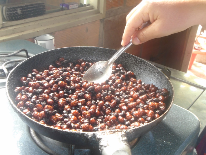 Thông thường, kiến mông to thường được người Colombia ngâm trong nước muối và nướng lên, ăn ngay khi chúng còn nóng giòn.