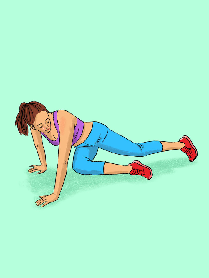 Plank rút gối vặn người: Động tác này tốt cho vùng lưng và chân. Ở tư thế plank, rút gối lên cao đưa sang phía đối diện, đồng thời, vặn nghiêng người. Lặp lại động tác 20 lần mỗi bên. Ảnh: BS.