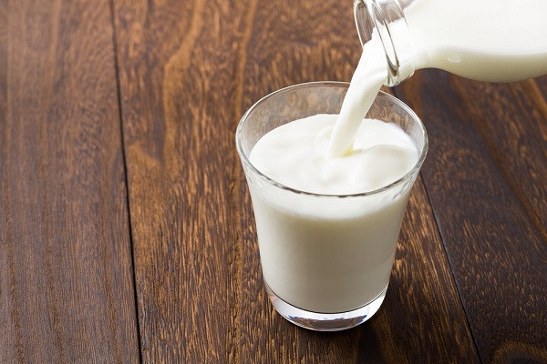 Sữa: Trong sữa có nhiều protein, canxi và những nguyên tố cần thiết cho não. Muốn bổ sung canxi nhanh và hiệu quả, bạn chỉ cần uống sữa mỗi ngày.