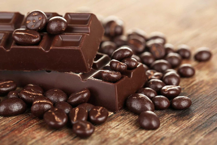 Chocolate đen giúp tăng khả năng lưu thông máu về mắt giúp mắt đỡ mệt mỏi và thị lực tốt hơn. Nó còn làm tăng nồng độ serotonine, một sứ giả của não có khả năng điều hòa tính khí và giấc ngủ.