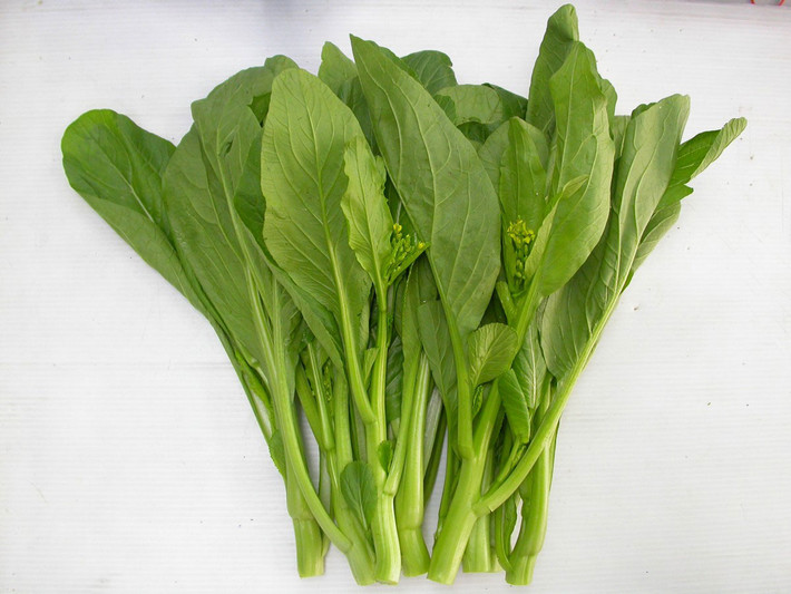 Cải xanh: Cải xanh là nguồn cung cấp vitamin K tuyệt vời, giúp tăng cường khả năng nhận thức và cải thiện trí nhớ. Trái cam: Trong cam có nhiều vitamin A, B1, C, các khoáng chất cần thiết cho não, có tác dụng làm tinh thần minh mẫn, hưng phấn, chống lại sự căng thẳng, mệt mỏi.