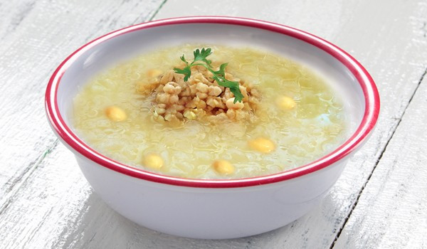 Cháo hạt sen, bí đao, thịt lợn: Gạo tẻ 50g, thịt lợn 50g băm nhỏ, bí đao 80g thái sợi, gừng 2 lát, hạt sen rửa sạch bỏ tâm, câu kỷ tử, dầu mè, gia vị. Cho gừng vào nồi phi vàng với dầu mè, rồi cho thịt lợn vào xào 5 phút, rồi cho bí đao, hạt sen, gạo nấu nhừ, nêm gia vị vừa ăn. Món cháo có tác dụng thanh nhiệt, giải độc, trừ tâm hỏa, muộn phiền, an thần, dưỡng tâm, lợi tiểu, trị phù thũng...