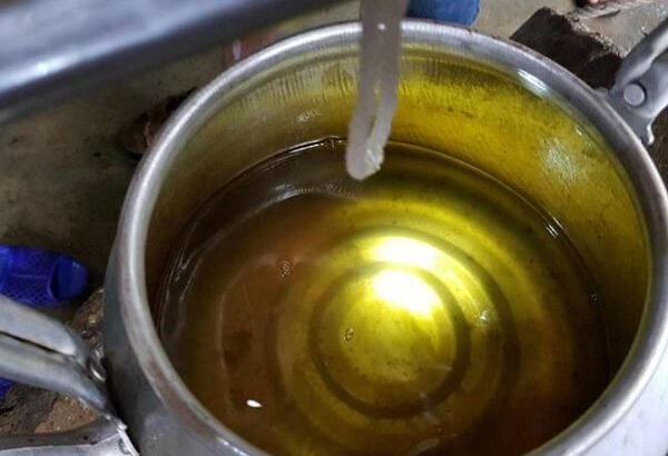 Dầu hỏa: Bạn hãy bôi một ít dầu hỏa vào chân bàn ghế, giường hay đặt bát dầu hỏa vào góc tường thì kiến sẽ không xuất hiện nữa.