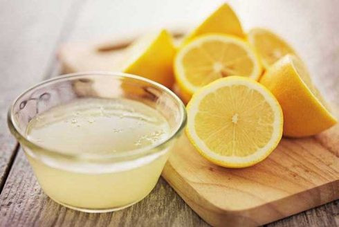 Dùng nước chanh: Xịt một chút nước chanh vào ngưỡng cửa và bệ cửa sổ hoặc vào bất kỳ lỗ hay vết nứt nào có kiến. Cuối cùng, bạn có thể rắc các mẩu vỏ chanh xung quanh các lối đi ngoài trời, cũng là một cách đuổi kiến hiệu quả.