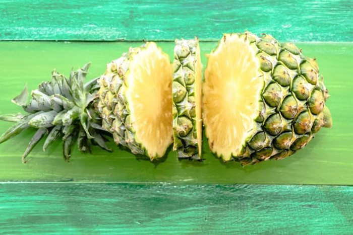 Dứa là hoa quả mùa hè có nhiều rất tốt cho sức khỏe. Nó giàu bromelain, một loại enzyme chống viêm làm giảm nguy cơ đau tim và đột quỵ, cũng như tăng khả năng sinh sản.