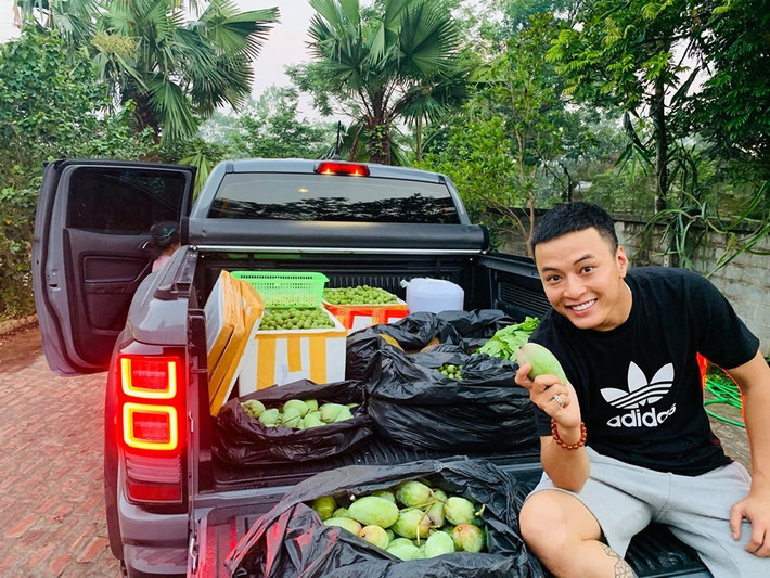 Không chỉ có không gian thoáng mát, rộng rãi, căn biệt thự của vợ chồng Hồng Đăng còn được trồng rất nhiều loại cây ăn quả như: xoài, mít, xấu và rau sạch.