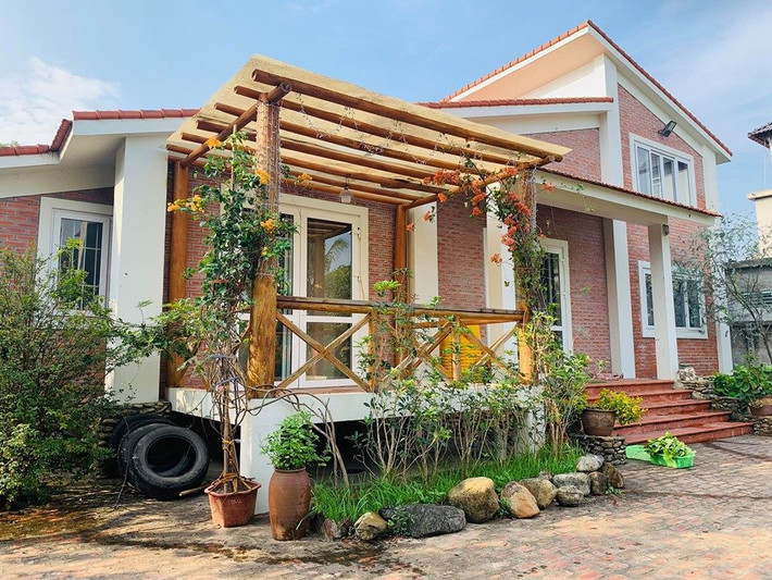 Hồng Đăng tậu cơ ngơi ở Đại Lải (Vĩnh Phúc) có khuôn viên rộng 1.300m2 cách đây không lâu với mục đích làm nơi nghỉ dưỡng, vui chơi cho cả gia đình.