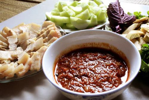 Mắm chua không xương Vĩnh Hưng: Món ngon này được chế biến bằng cách ủ lên men cá tươi qua nhiều công đoạn khá cầu kỳ. Mắm có vị chua, cay, mặn, ngọt, hòa quyện vào nhau tạo nên hương vị nồng nàn khó quên. Mắm chua có thể dùng để chấm trái cây, rau, thịt luộc…