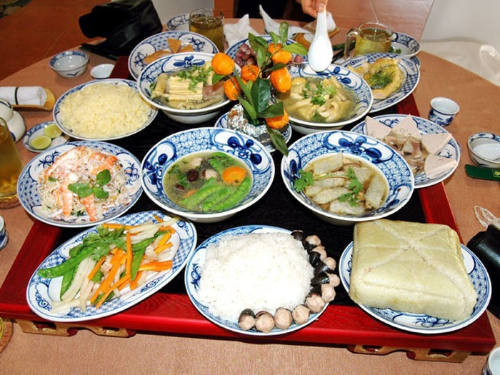Cỗ chay Đào Xá: Hàng năm, cứ vào ngày hội chùa (mồng 7 tháng Giêng) dân làng Đào Xá lại làm cỗ chay đãi khách. Cỗ chay Đào Xá gồm bánh chưng, bánh rợm, bánh rán, bánh cắp, một đĩa giò, 4 bát nấu, 5 bát cháo cái... Trong những món ăn chay nói trên, bánh cắp và cháo cái là hai món đặc trưng, không thể thiếu trên mâm cỗ chay Đào Xá. Ảnh: TL.