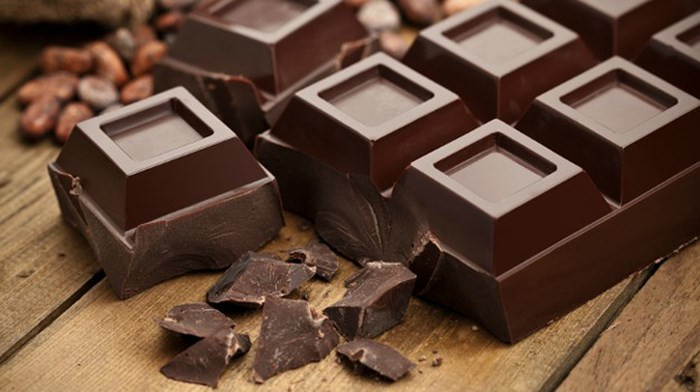 Chocolate đen: Không chỉ hợp khẩu vị chị em, chocolate đen còn là thực phẩm giàu phenylalanine, một chất hỗ trợ giải phóng endorphin, giúp chị em tăng ham muốn và nhận được nhiều khoái cảm cũng như sự thỏa mãn khi “yêu”.